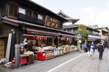 Japonlar ve yabancı gezginler alışveriş ve seyahat v yürümek