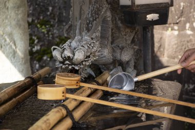 Chozusha veya Kutsal su insanlar washi için yıkama el taş havzasında