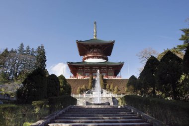 Japon insanlar ve yabancı gezgin ziyaret yürüyüş ve dua