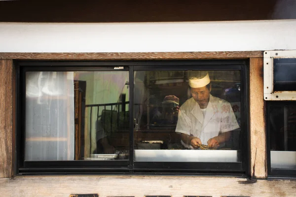 Japoneses cocinando kabayaki o cocinados a la parrilla y asados e — Foto de Stock