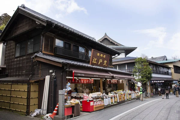 Japaner und ausländische Reisende gehen einkaufen und reisen v — Stockfoto
