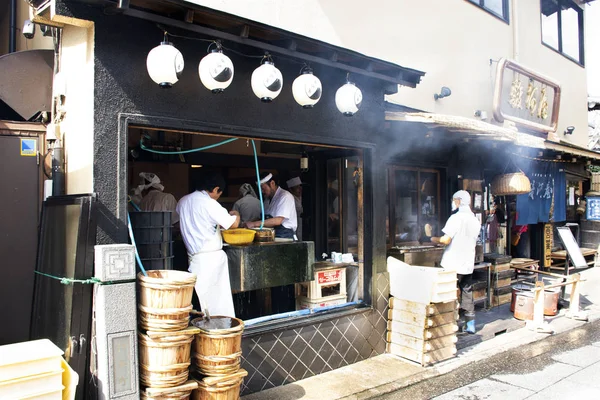 Japaner töten und filetieren Aalfische für Show und Kochen — Stockfoto