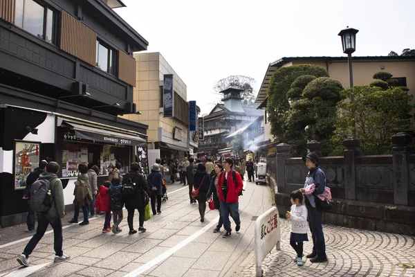 Japaner und ausländische Reisende gehen einkaufen und reisen. — Stockfoto