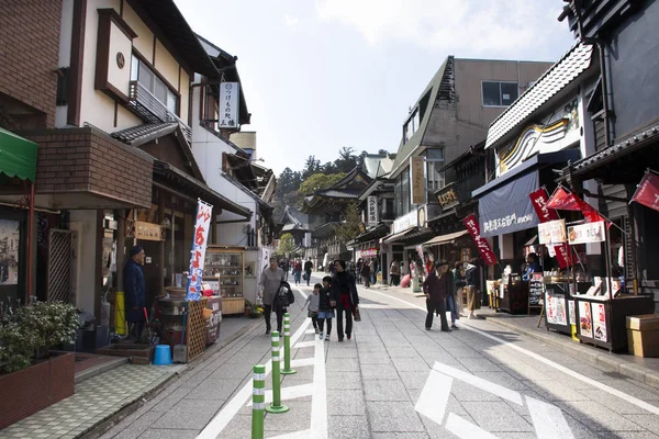 Japaner und ausländische Reisende gehen einkaufen und reisen. — Stockfoto