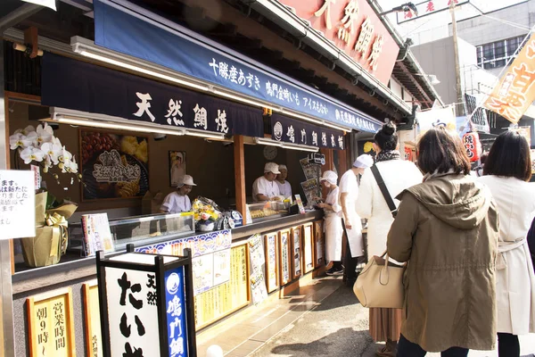 Японцы и иностранные путешественники стоят в очереди на — стоковое фото