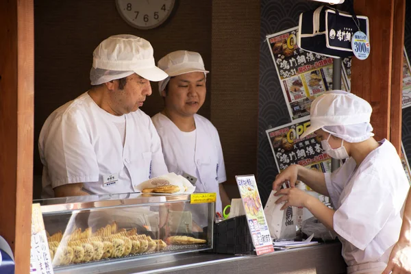 Los japoneses y los viajeros extranjeros hacen cola de espera para — Foto de Stock