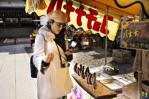 Las mujeres tailandesas visitan viajar y comprar comer alimentos Prohibición de chocolate congelado — Foto de Stock