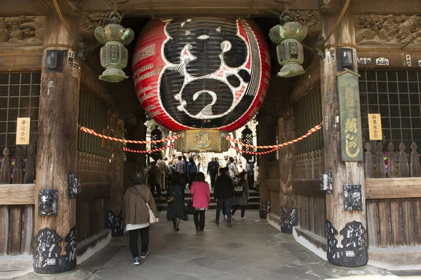 Japanse mensen en buitenlandse reizigers reizen bezoek grote lantaarn — Stockfoto