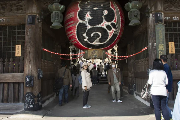 Japanska människor och utländska resenärer resor besök stora Lantern — Stockfoto