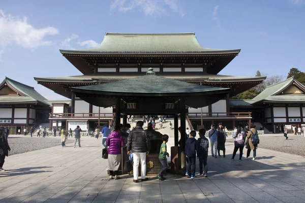 Japonští lidé a zahraniční cestovatel navštěvovali modlitbu a Jokoro — Stock fotografie