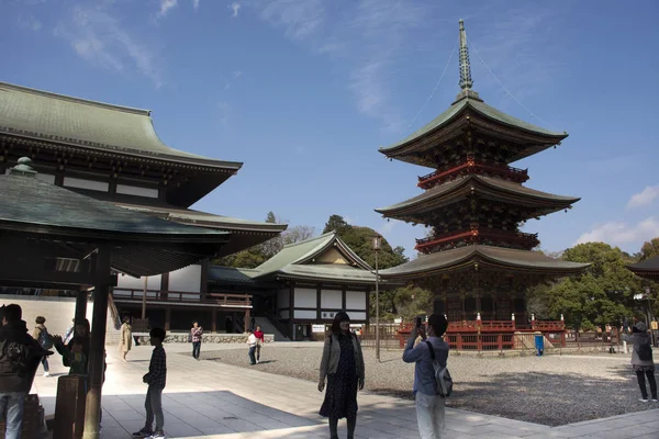 Japonští lidé a poutník cizinka pěší návštěva a modlení — Stock fotografie