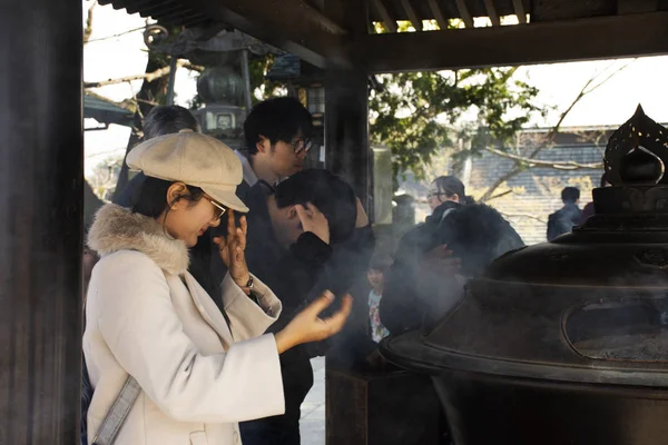 Japon lar ve yabancı gezgin dua ve Jokoro ziyaret etti — Stok fotoğraf