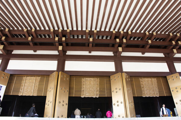 Японцы и иностранные путешественники ходят в гости и молятся
 