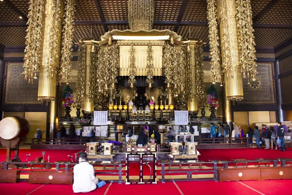 Los japoneses y los viajeros extranjeros visitan y rezan a dios ange — Foto de Stock