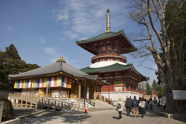 Japanska människor och utlänning Traveler Walking besök och be — Stockfoto