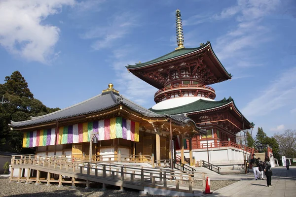 Los japoneses y los viajeros extranjeros visitan y rezan — Foto de Stock