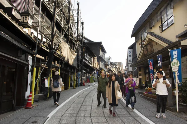 Japaner und ausländische Reisende gehen einkaufen und reisen. — Stockfoto