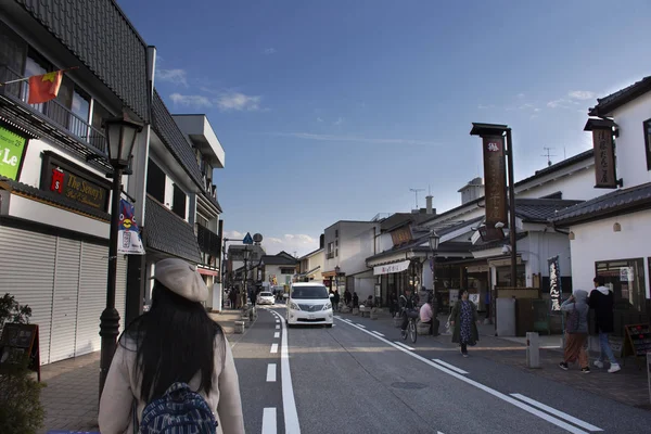 Japaner und ausländische Reisende gehen einkaufen und reisen. — Stockfoto