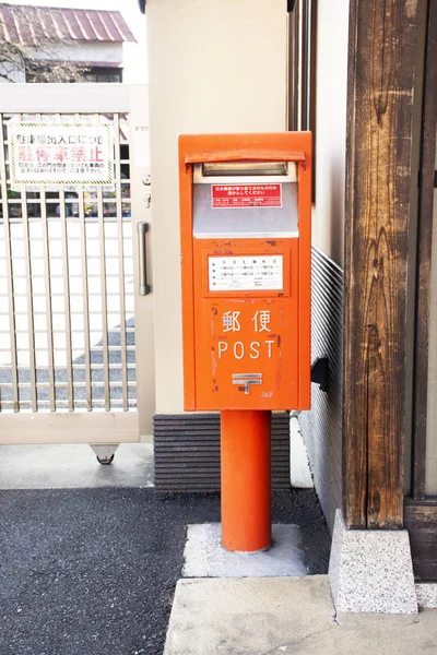 Общественный почтовый ящик на тропинке для использования людьми на открытом воздухе здания — стоковое фото