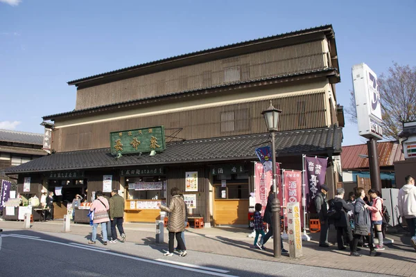 Los japoneses y los viajeros extranjeros caminan de compras y viajes vi —  Fotos de Stock