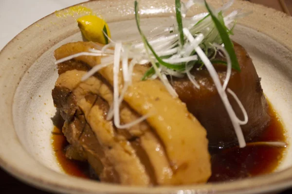 Comida japonesa ensopado de porco molho doce com legumes em repouso local — Fotografia de Stock