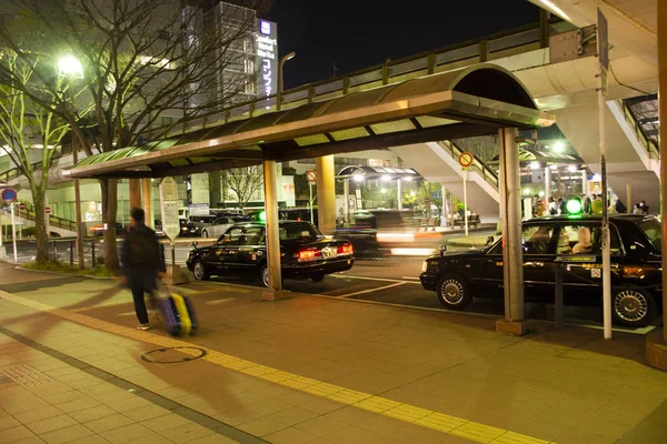 Японцы за рулем такси останавливаются, ожидая путешественника и пассажира — стоковое фото