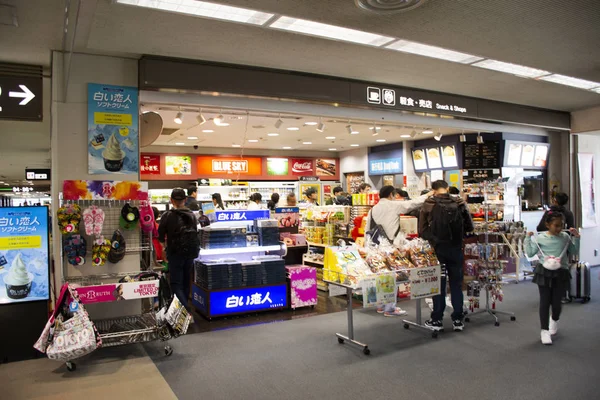 Japanese people and foreigner travelers look and buy food and so — Stock Photo, Image