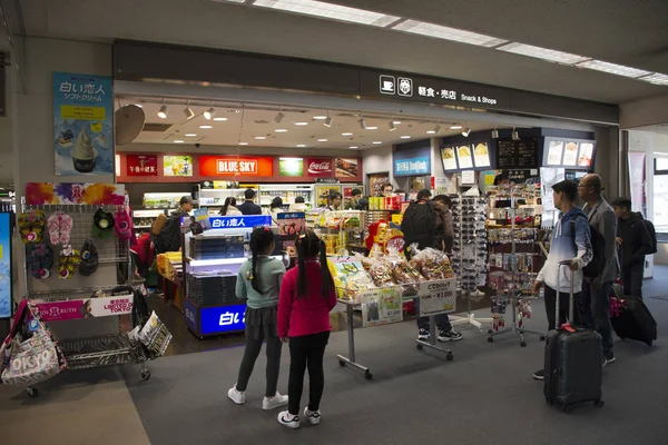 Povo japonês e viajantes estrangeiros olhar e comprar comida e assim — Fotografia de Stock