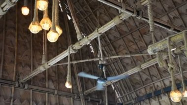 Ayutthaya, Tayland 'da yerel Tayland tarzı klasik bir kahve dükkanında klasik lamba ve retro tavan vantilatörü