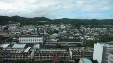 Yala, Tayland - 16 Ağustos 2019 'da Tayland' ın Yala kentinde Betong otelinin tepesinden gece vakti Betong kasabasındaki Betong kasabasının trafik yolu ile havadan manzara ve şehir manzarası