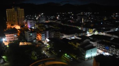 Yala, Tayland - 16 Ağustos 2019 'da Tayland' ın Yala kentinde Betong otelinin tepesinden gece vakti Betong kasabasındaki Betong kasabasının trafik yolu ile havadan manzara ve şehir manzarası