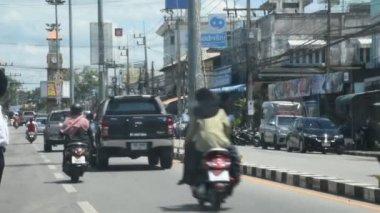 Narathiwat, Tayland - 16 Ağustos 2019 'da Tayland halkı ve yabancı yolcular, Tayland' ın Narathiwat kentinde bulunan Clock Tower kavşağında otomobil ve bisiklet sürerler.