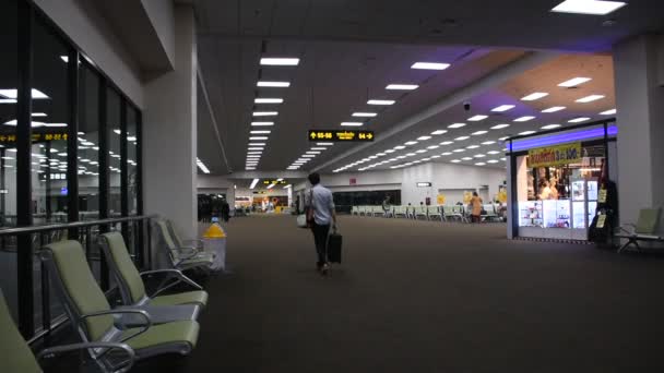 バンコク2019年8月15日タイ バンコク2019年8月15日 ドンムアン国際空港にて お客様と外国人旅行者がゲートでフライトをお待ちしております — ストック動画