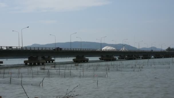 从泰国Songkhla的Tinsulanonda桥穿过Songkhla湖 经过泰国Songkhla的Ko Yo岛 — 图库视频影像