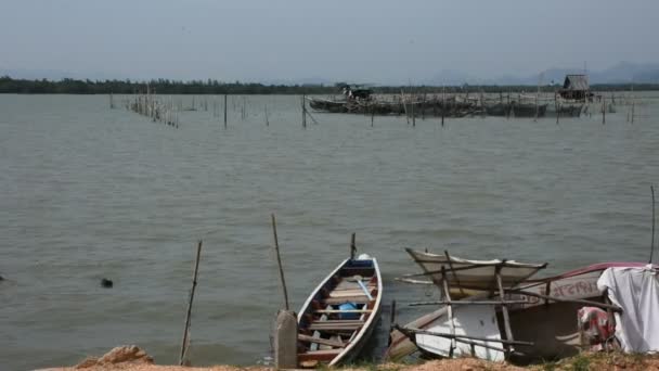 Ver Paisaje Con Barco Flotante Jaula Peces Lago Songkhla Isla — Vídeo de stock