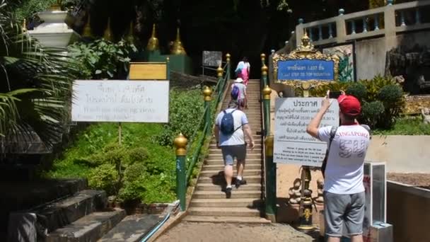 泰国克拉比 8月19日 2019年8月19日 泰国人和外国游客在泰国克拉比的Wat Tham Sua庙宇的山上为敬拜神明Buddha而旅行和步行 — 图库视频影像