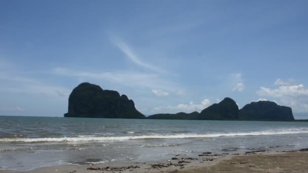 位于泰国Trang省Sikao和Kantang地区的Hat Chao Mai海滩和国家海洋公园海水的移动和流动 — 图库视频影像