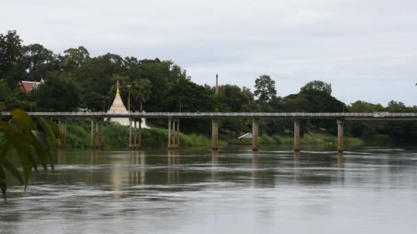 位于泰国腊察布里的观景塔 华特木香寺的切迪塔和跨越班邦Mae Khlong或Meklong河的公路桥 — 图库视频影像