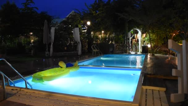 泰国腊察卜里省潘邦的风景花园和草坪上有游泳池 供人们夜间在度假胜地室外游泳和玩耍 — 图库视频影像