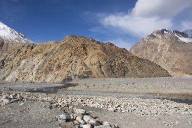 Nübra ve Shyok nehri arasında uzanan manzara dağlarına bak.