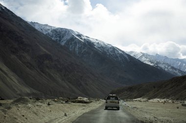 Himalaya 'daki Khardung La Yolu' nda Hint arabası.