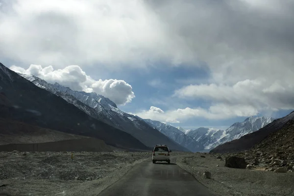 Indické řidičské auto na Khardung La Road v Himalaya horské brin — Stock fotografie