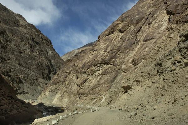 Be careful stone slide landslide on the road between Diskit - Tu — Stock Photo, Image