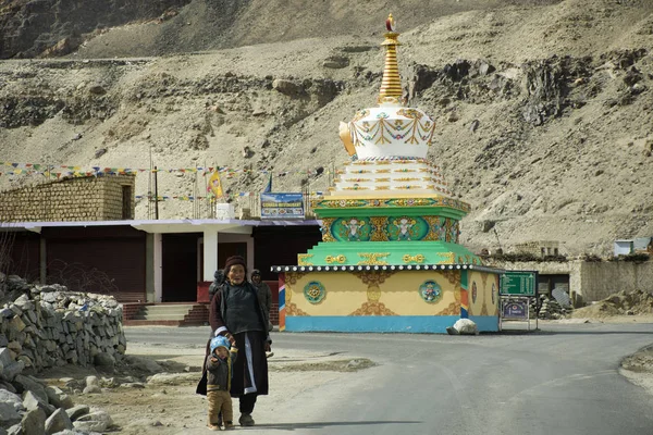 Тибетський і індіанський народ йде по дорозі села Цаті. — стокове фото