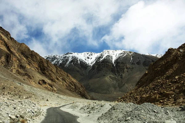 Uitzicht landschap met Himalaya bergen tussen Diskit - Turtok — Stockfoto