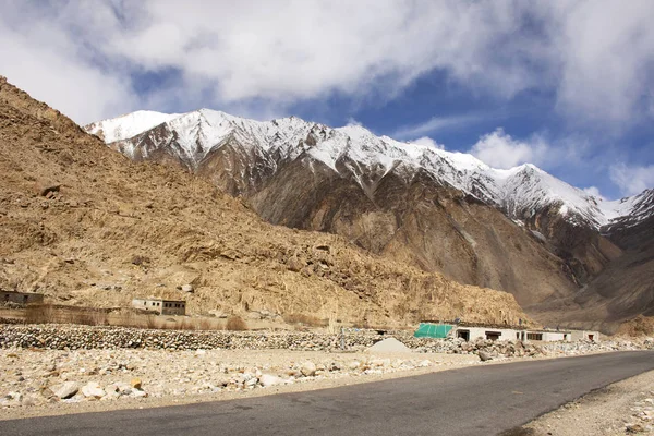 Ver paisaje con montañas del Himalaya entre Diskit - Turtok — Foto de Stock