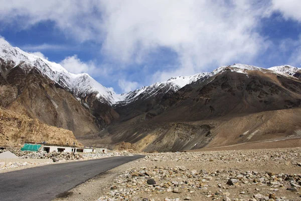 Uitzicht landschap met Himalaya bergen tussen Diskit - Turtok — Stockfoto