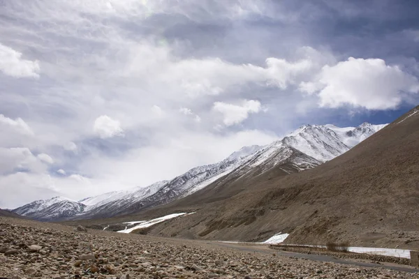 Ver paisaje con montañas del Himalaya entre Diskit - Turtok — Foto de Stock