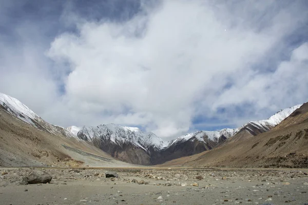 View landscape with Himalayas mountains between Diskit - Turtok — Stock Photo, Image