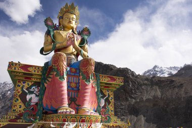 Maitreya Buddha nea 'nın 32 metre boyunda, renkli ve güzel heykeli.